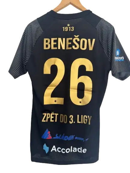 Postupový dres s podpisy celého týmu